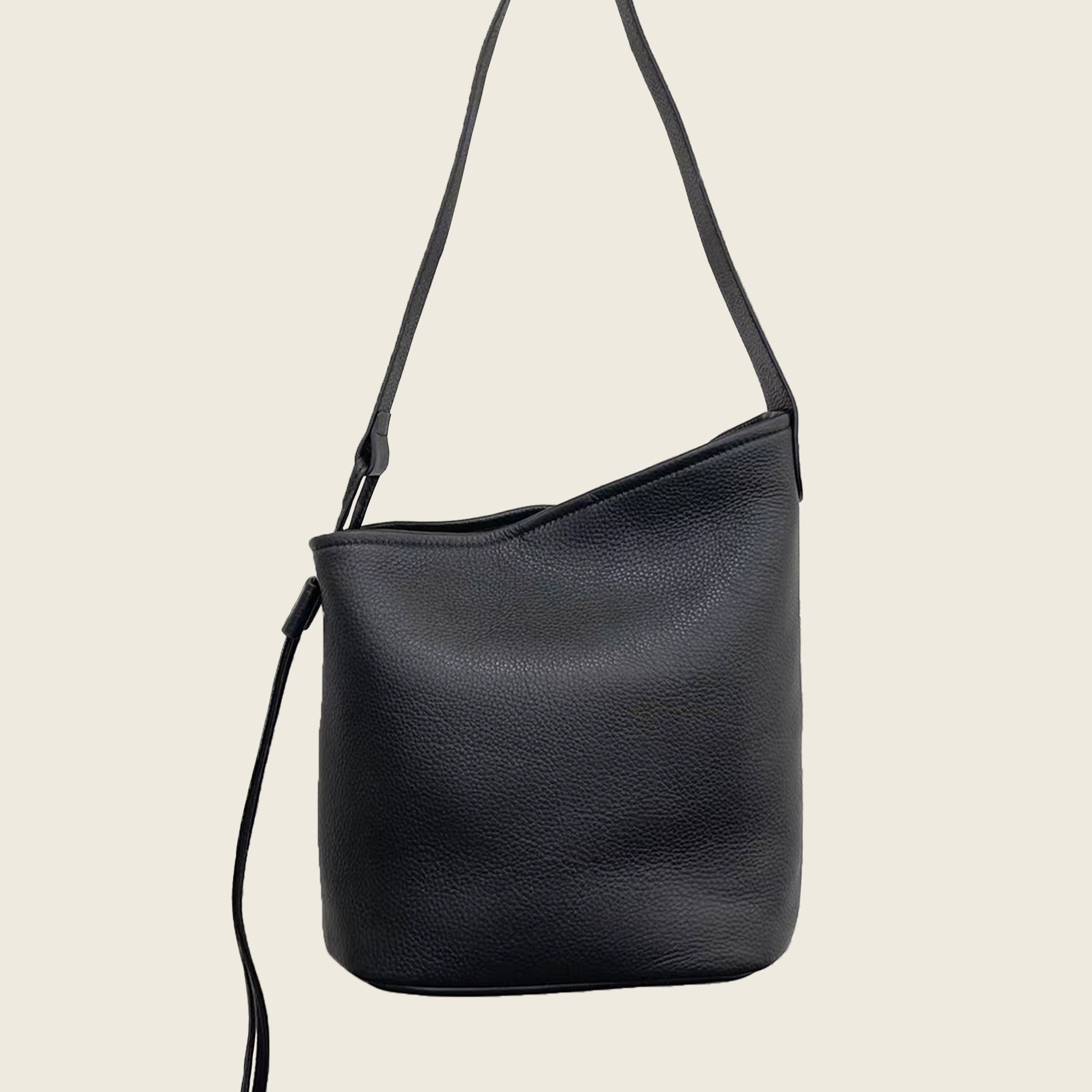 Minimalist top-grain cowhide bucket bag